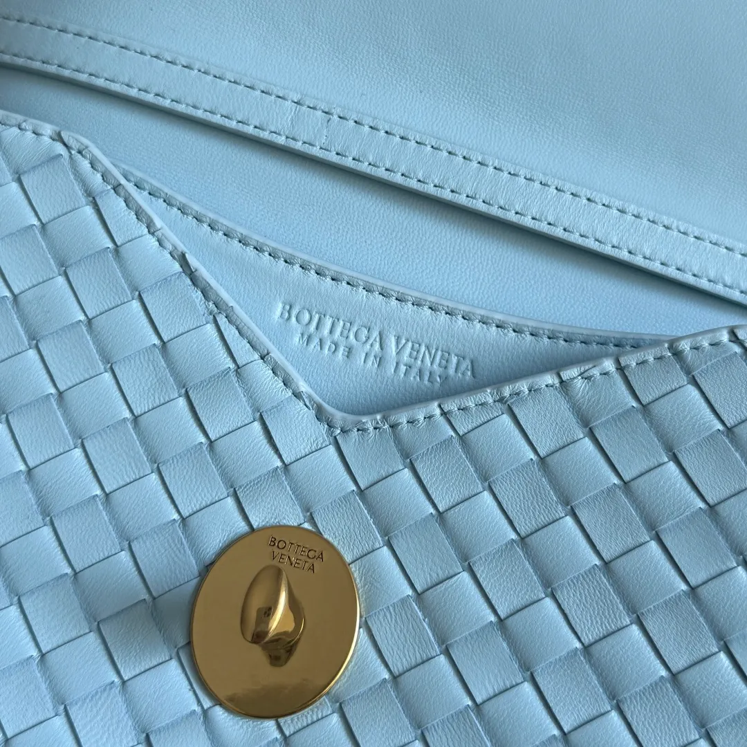Batch 1660 BOTTEGA VENETA 2025 new product KNOT LOCK crossbody bag subverts the rigid lines of traditional tote bags, using drapey leather to create a three-dimensional silhouette that breathes. It has compartments and multiple card slots inside, making it a versatile commuter bag that can be used in various occasions. The details are full of exquisiteness, the casual retro color tone, and the upper body are full of elegance. Whether you are commuting or going out on the street, you can easily hold it. The two carrying methods of hand-carrying and long shoulder strap are very practical! At the same time, the shoulder strap is detachable, suitable for various dressing styles~ Whether it is a dinner party or daily commuting, it can be easily controlled and becomes your versatile tool❤️ Style number: 817191 Size: 25*16*5.5cm